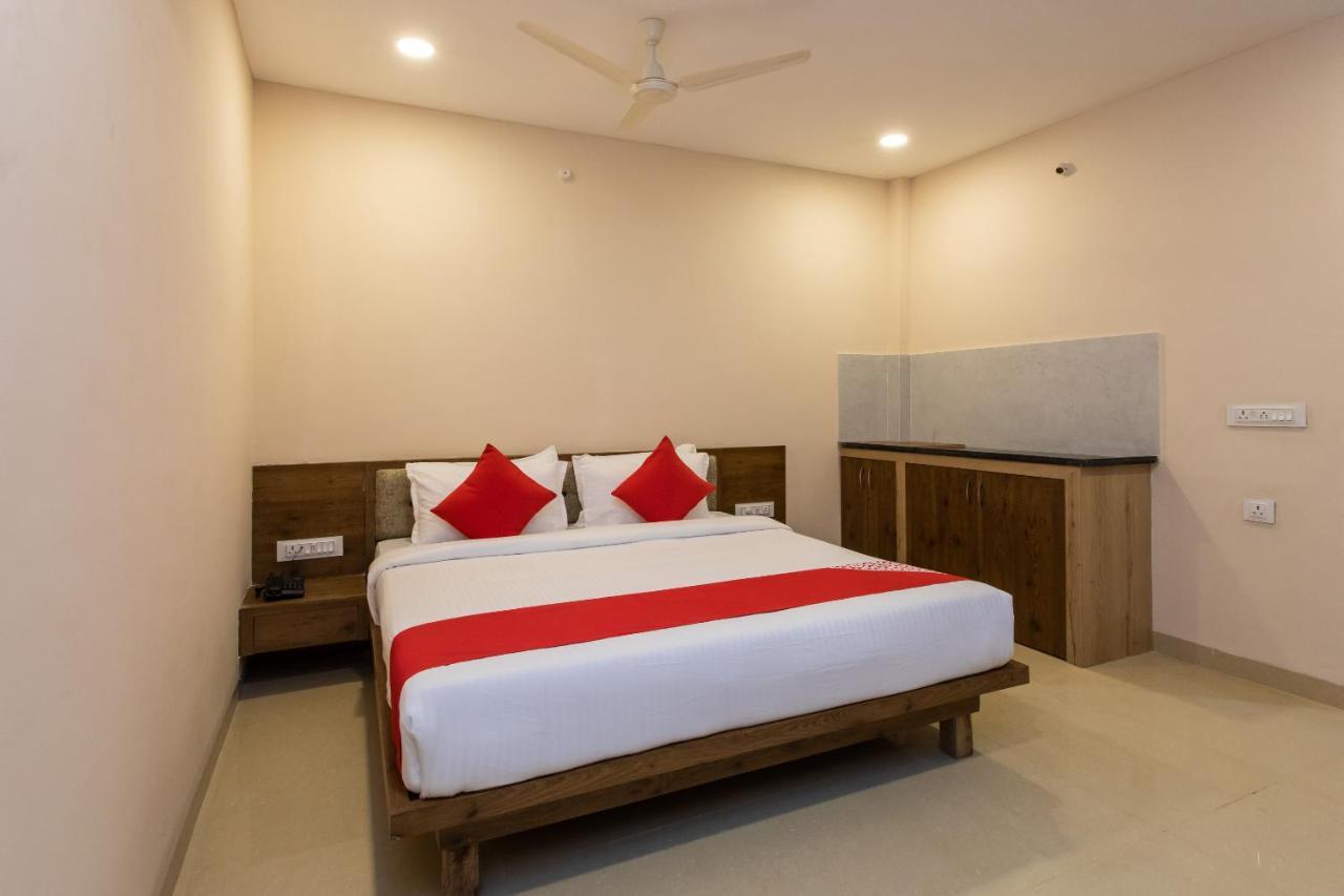 Oyo 77137 Hotle Castle Inn Mumbai  Buitenkant foto